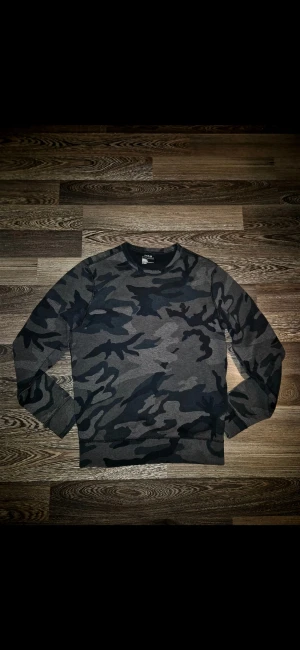 Ralhp lauren camo  - Säljer nu min polo raplh lauren tröja. Väldigt fint skick, inga defekter. Ovanlig tröja då dessa inte säljs längre men riktigt snygga!   Hör av dig om intresserad!                         Mvh Hugo