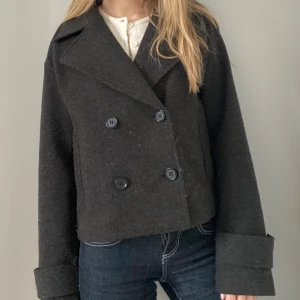 Svart Höstjacka  - Superfin svart höstjacka/kappa, i storlek XS från Kappahl. Lite nopprig, men väldigt fint skick överlag då den köptes förra hösten. 💗🍂