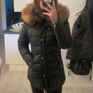 Rock and blue jacka - Säljer denna fina vinterjacka med äkta päls då jag köpt en annan och inte kommer använda denna, den ser ut som ny och är bara använd en vinter,, nypris ca 3800