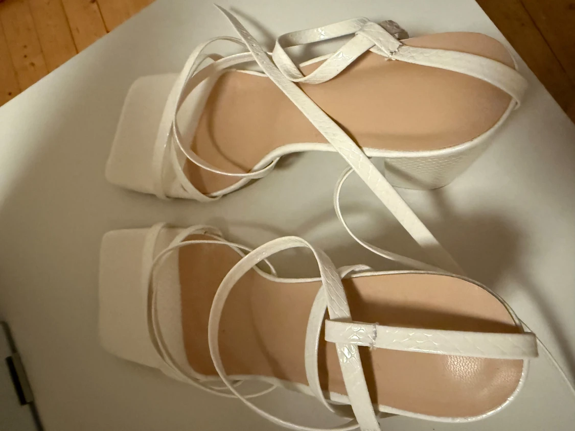 Vita sandaler med blockklack och remmar - 2