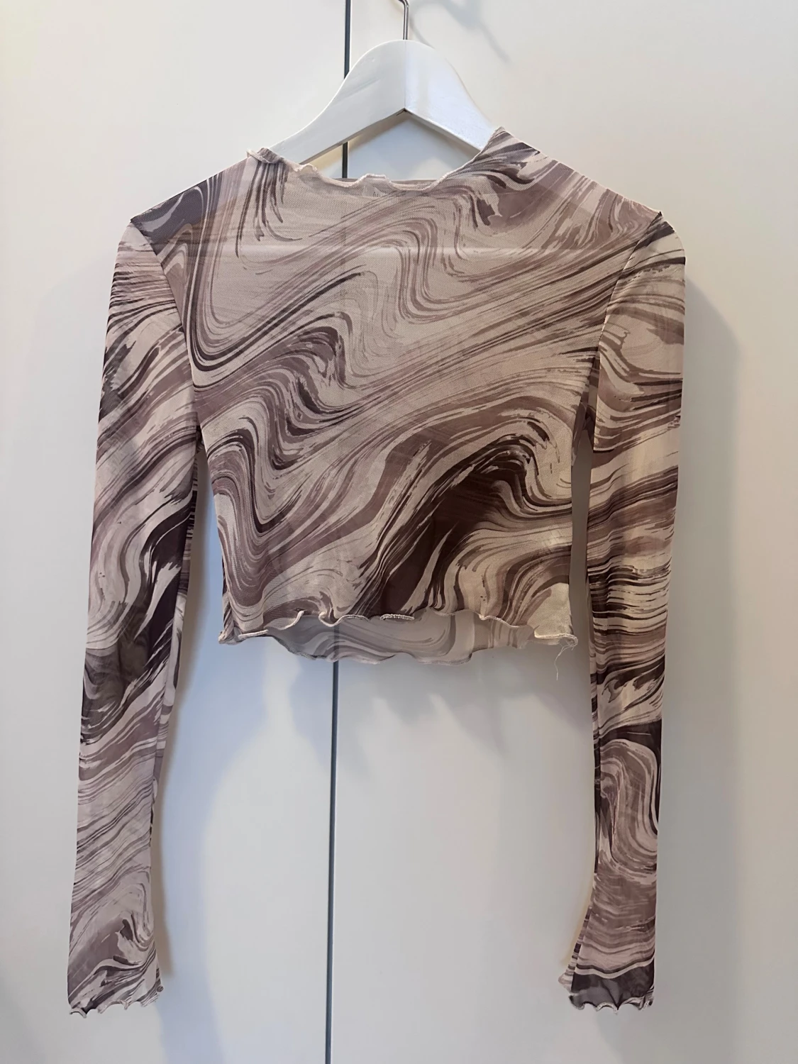 Brun mönstrad croppad långärmad topp