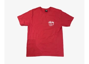 Röd Stüssy x Dover Street Market tee - Säljer en röd t-shirt från Stüssy i samarbete med Dover Street Market London. T-shirten har vit grafisk print både fram och bak, klassisk rund hals och korta ärmar. Perfekt för dig som gillar streetwear och vill sticka ut med en fet logga. Köpt på dover street market i london