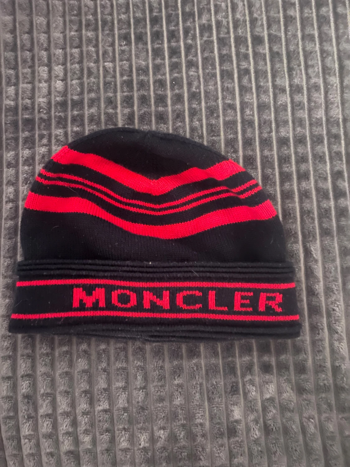 Svart och röd Moncler mössa