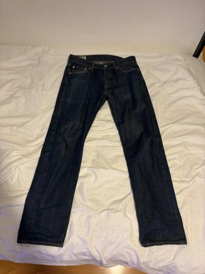 Levis 501 mörkblå - Hej, säljer nu dessa Levis 501 i mörkblå / charcoal. De är i inprincip top skick och är av storlek 30/32.                                                        Passar perfekt mig som är cirka 1,80 och väger runt 65kg.                                                                   Pris ej hugget i sten och tveka ej att höra av er vid frågor!