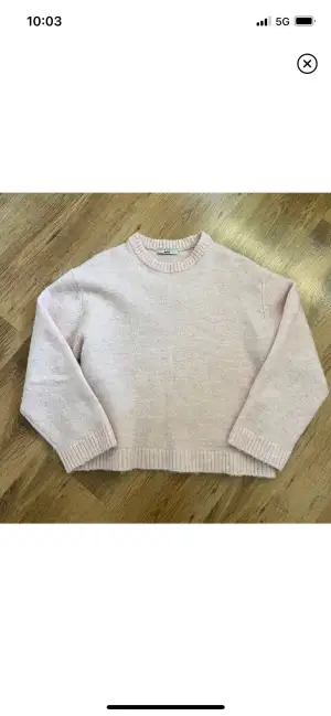 Ljusrosa stickad tröja från Gina Tricot i storlek XS. Sparsamt använd och inga tecken på användning. Säljer pga att jag inte trivs i rosa och skriv vid funderingar!🩷