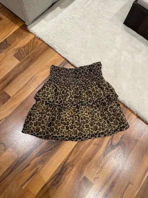 Leopard kjol - Jättesöt leopard kjol med volanger från Vero Moda