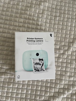 Printer-kamera / Printing camera - Smidig instant-kamera som skriver ut svartvita bilder direkt. Inkluderar 2 rullar papper och 1 självhäftande papper, USB-A till USB-C kabel (50 cm). Perfekt för snabba utskrifter, ca 130 bilder per rulle. Produkten är ny i förpackning.