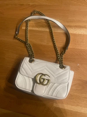 Vit väska  - Få defekter så som missfärgning som bild visar annars bra skick, köpt utomlands men väldigt fin kvalite. 