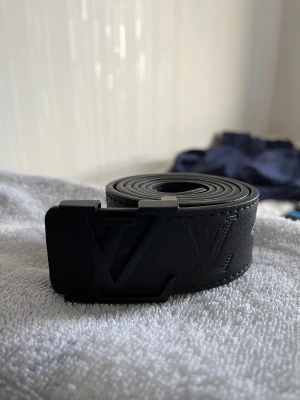 Louiss Vuitton bälte  helt ny - Louiss Vuitton bälte    helt ny är de väldigt snygg med fina detaljer följ gjärna våran TikTok Scandinavia_market