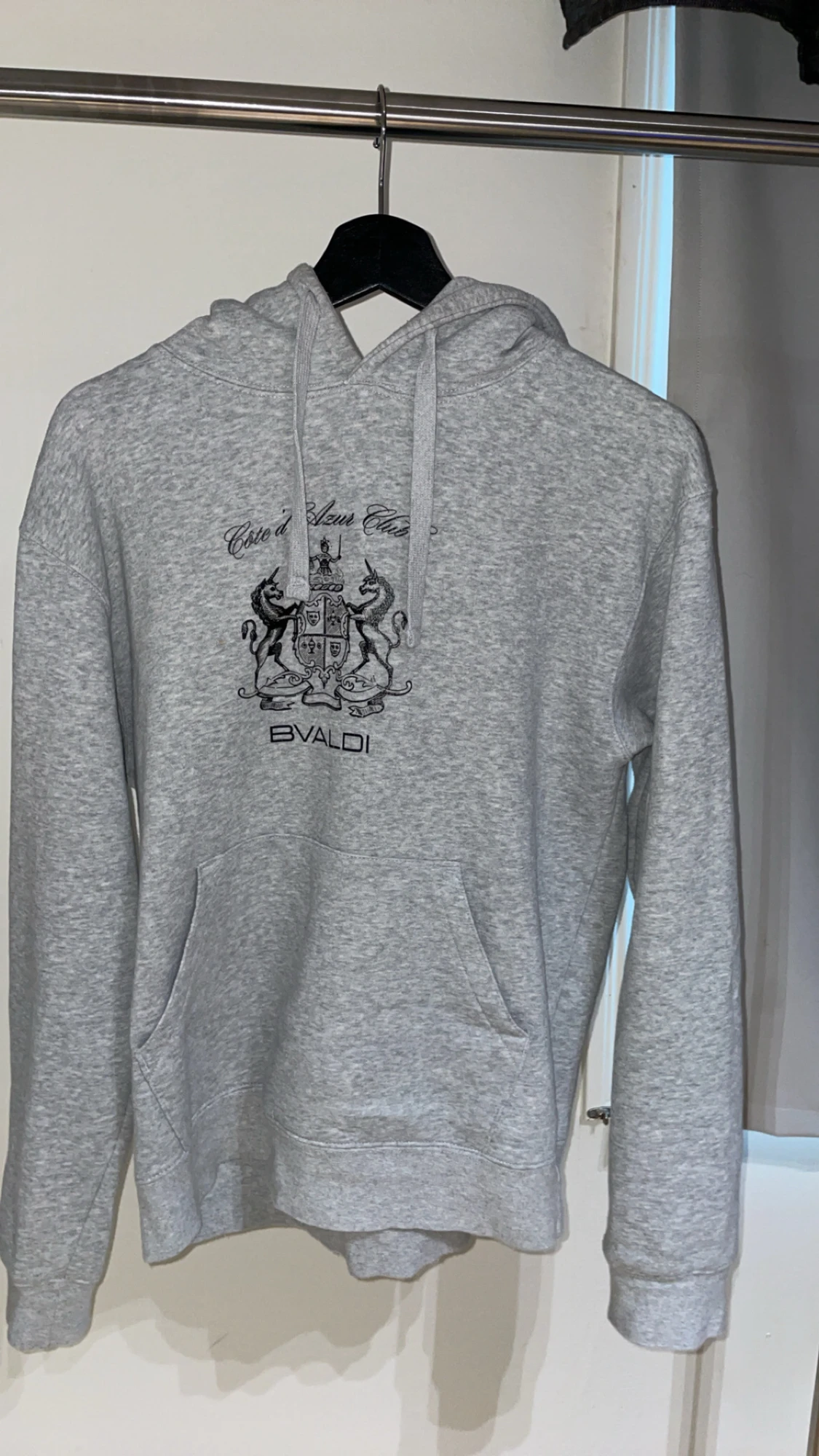 Grå hoodie från Bvaldi med tryck - 1