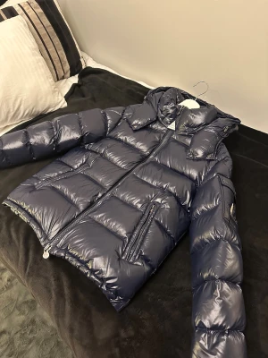 Moncler Maya jacka  - Storlek 1= s säljer en Moncler jacka Maya som är helt ny och har inga problem. Den har både nfc på Moncler loggan utanför och nfc på Moncler loggan inuti. 