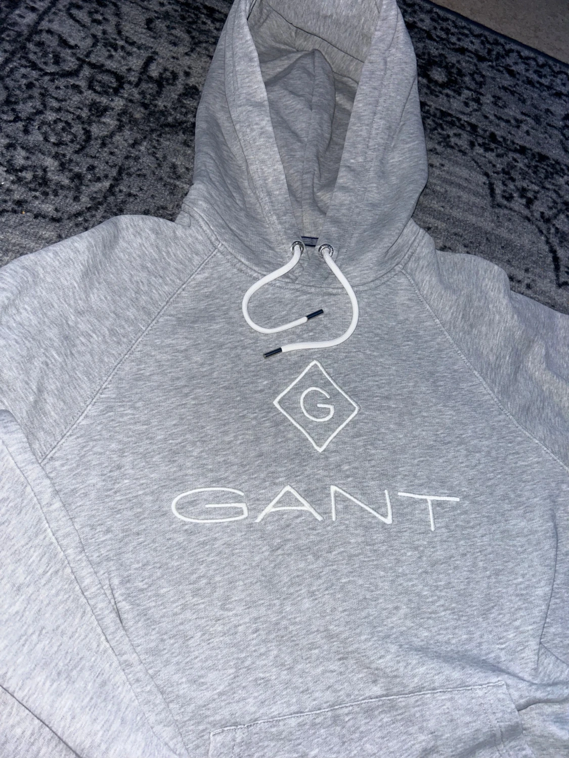 Grå hoodie från GANT - 1