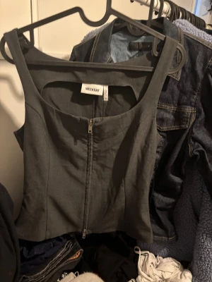 fest topp - säljer denna festtoppen från weekday som är ny med lapp på❤️ stl 36! säljer för 299 eftersom de är 440 nypris!