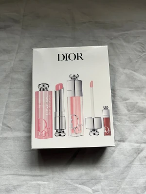 Dior paket med läppglans, läppbalsam och läppstift - Säljer ett lyxigt set från Dior Addict med läppglans, läppbalsam och läppstift i snygga rosa och nude nyanser.  Perfekt som present. Skriv för mer bilder 😀