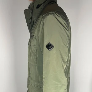 J.Lindeberg field jacket - Säljer en riktigt snygg och trendig J.Lindeberg field jacket i fint skick, storlek M, vid frågor är det bara att skriva //Gramenti