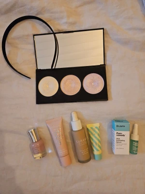 Smink kit - Säljer ett kit med en highlighterpalett med tre skimrande nyanser i guld, champagne och rosé. Inkluderar Lumene Instant Glow Beauty Serum, Kiko Candy Split Lipglosser och Dr.Jart+ Pore Remedy serum. Perfekt för glow och fräsch hy. Nagellack och gigi hadid samt ett diadem. Produkterna är öppnade men finns mycket eller all produkt kvar.
