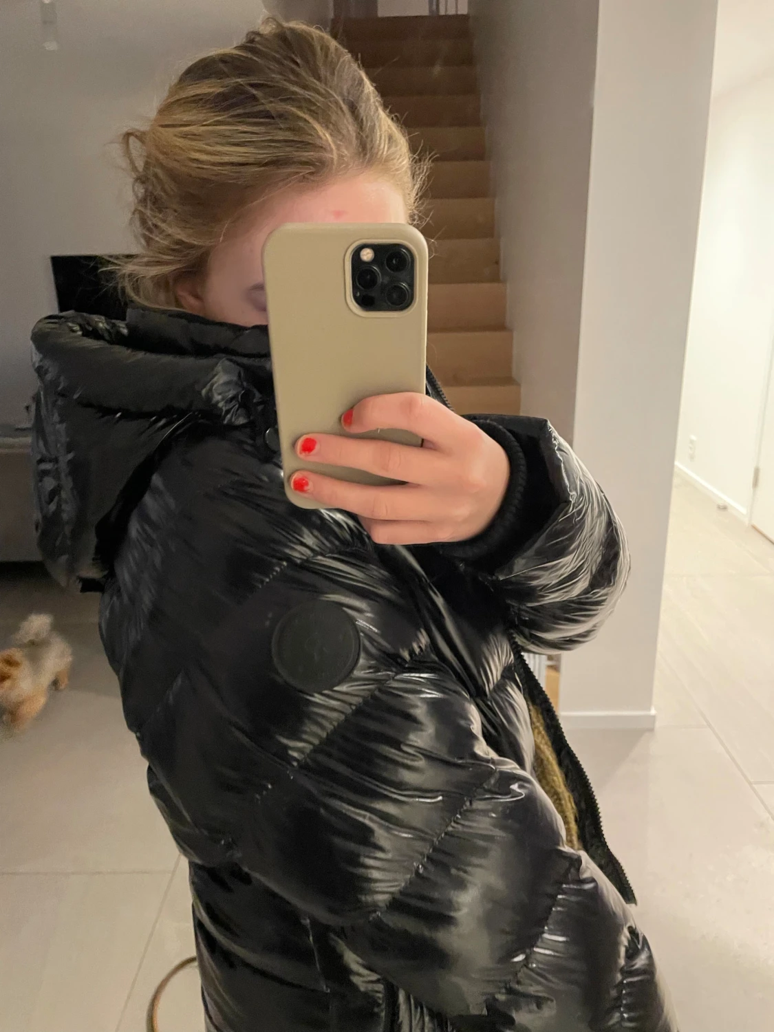 Svart glansig pufferjacka med huva från rock and blue  - 1