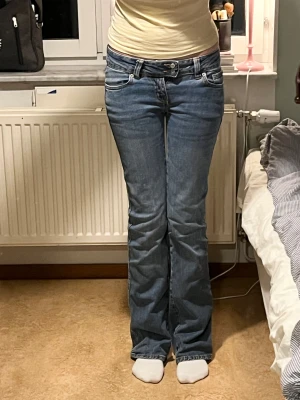 Blå bootcut jeans med låg midja - Jättefina low bootcut jeans från Lager 157! Strl S!💓