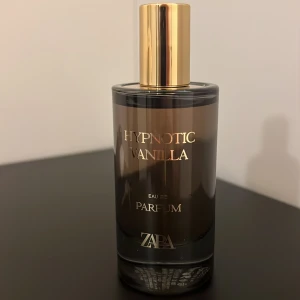 ZARA Hypnotic Vanilla Parfym - Upptäck ZARA Hypnotic Vanilla – en Eau de Parfum med modern känsla. Perfekt för dig som vill sticka ut med en trendig och stilren doft. Snygg flaska med guldig detalj, passar perfekt i din samling.ny aldrig använt 
