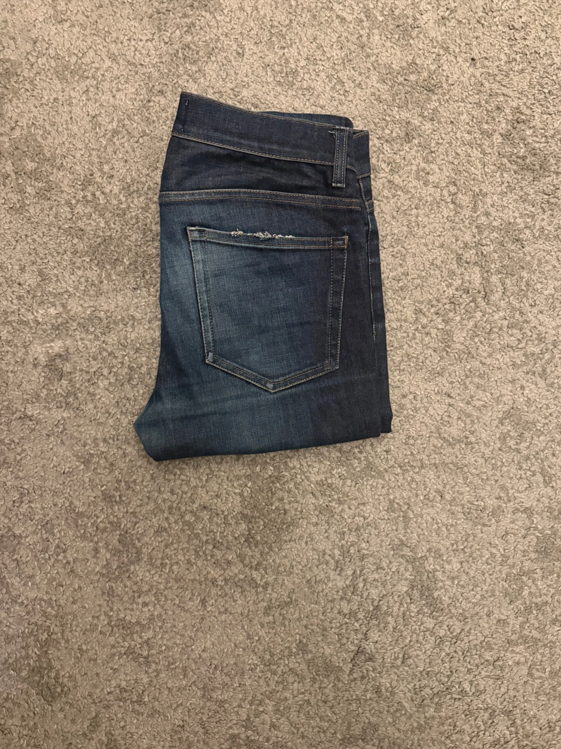 Mörkblå  jeans från Acne Studios