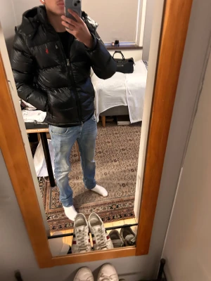 Ralph lauren jacka - Svart Glossy Ralph lauren jacka i storlek S, utmärkt skick och sparsamt andvänd. Köpt från boozt och har kvar lappar samt kan skicka orderbevis. Fråga på 