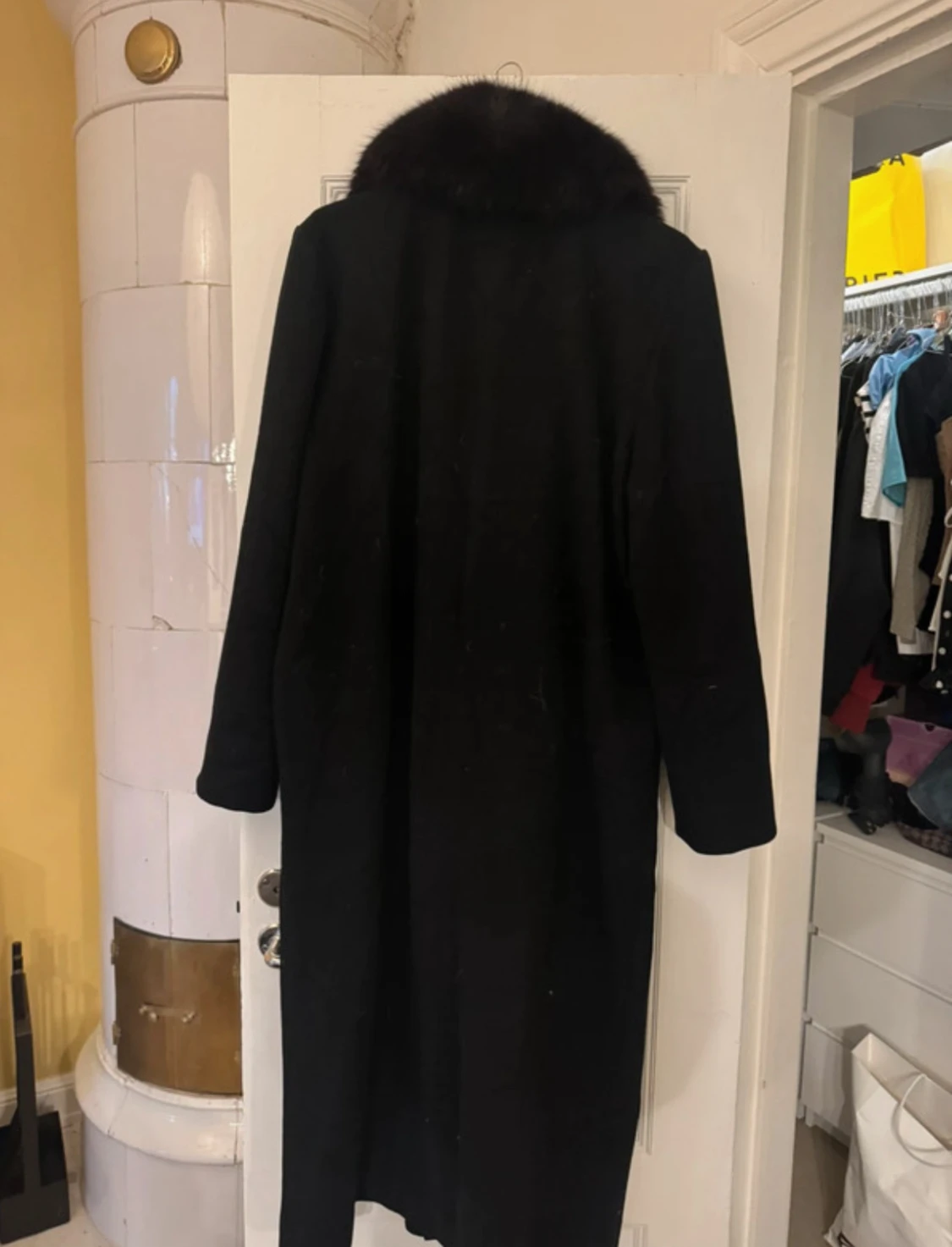 Svart lång kappa med pälskrage - 6