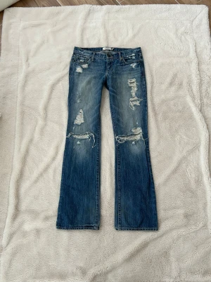 Abercrombie & fitch lågmidjade jeans - Ett par jeans från Abercrombie & fitch i storlek 4R vilket motsvarar ungefär en vanlig S. Rakt över midjemått: ca 39cm. Innebenslängd: ca 80cm. Jag fraktar inom 24h.