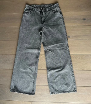 Jeans SASHA CARIN WESTER - Säljer ett par grå jeans med breda ben i modellen SASHA från Carin Wester. Jeansen har en loose passform och raka ben.  Obs: Alla plagg säljs endast fram till 28/12 