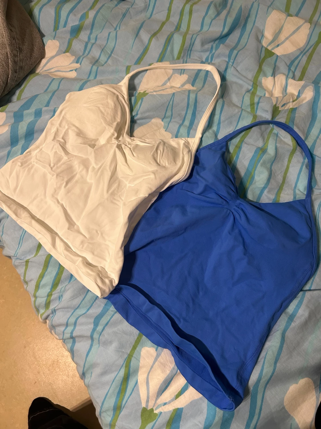 Vit och blå linnetopp med halterneck