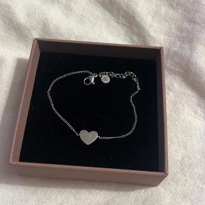 Silverarmband med hjärta från Edblad - Säljer detta jättefina hjärtarmband ifrån Edblad. Säljer på grund av att jag har börjat använt guldsmycken. Köpte för 299 kr. Säljer för 150 . Kommer i original ask. Prisk kan diskuteras❤️
