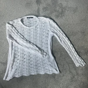 Vit tröja, spets - Säljer vit spets tröja i strl S
