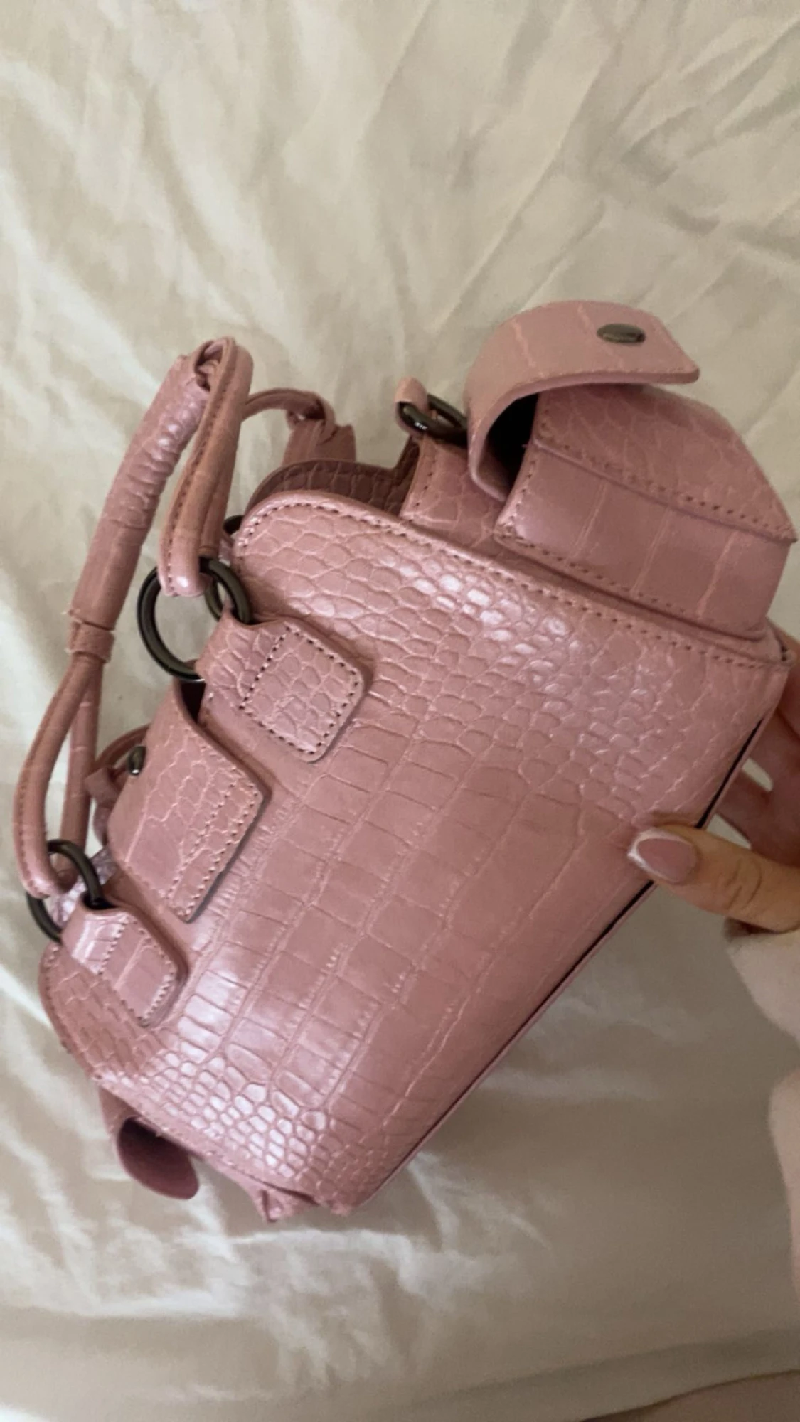 Rosa handväska med hjärt-detalj - 4