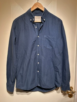 👔A Day’s March - M, Marinblå, Fint skick! - 🥇Supersnygg marinblå skjorta från A Day’s March med bekväm passform och snygg ficka⚡️ 📏 Storlek: M 🎨 Färg: Marinblå 🔍 Skick: Fint skick! Pris: 199kr 💫