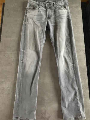 Grå Lee jeans straight fit - Säljer ett par ljusgrå jeans från Lee anledningen till att jag säljer är att jag inte använder dom längre ny pris är 1200 
