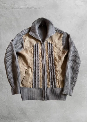 Grå och beige cardigan  - Unik cardigan jacka i grått och beige med grov ribbstickad krage och ärmar. Framsidan har snygga kabelstickade detaljer och paneler i mocka material. Jackan har dragkedja och två fickor framtill. Perfekt för dig som gillar coola kontraster och stickade plagg.