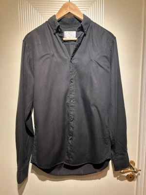 👔Oscar Jacobson - S, Svart, Fint skick! - Grymt snygg skjorta från Oscar Jacobson med fantastiskt skönt material!💫 📏 Storlek: S 🎨 Färg: Svart 🔍 Skick: Fint skick! Pris: 199kr 💫