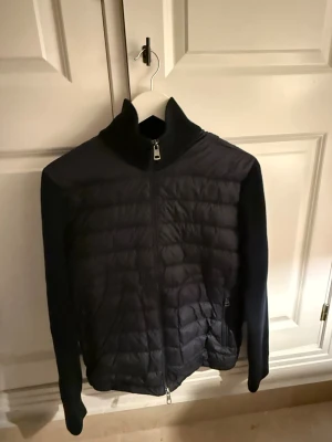 Moncler cardigan S - Moncler cardigan i gott skick köpt på nk