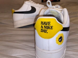 Nike air force 1 herr limited edition - Hej! Jag säljer ett par herr Nike air force 1 special edition som det står ”have a Nike day” på baksidan av skon och en solros.  Dom är i strl 45 och var för stora för min pojkvän som vanligtvis har strl 44 därför vi säljer dom nu!  Använda några gånger men i bra skick!  Kan även mötas upp eller frakta Låda medföljer! Hör av er i dm om intresserad😁