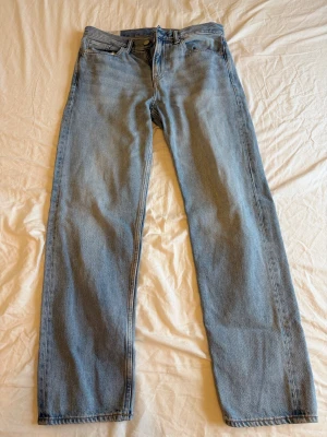 Straight relaxed fit jeans från H&M - Ljusblå jeans från H&M med straight relaxed fit. Klassisk femficksmodell och rak passform som ger en chill vibe. Storlek 32/32.
