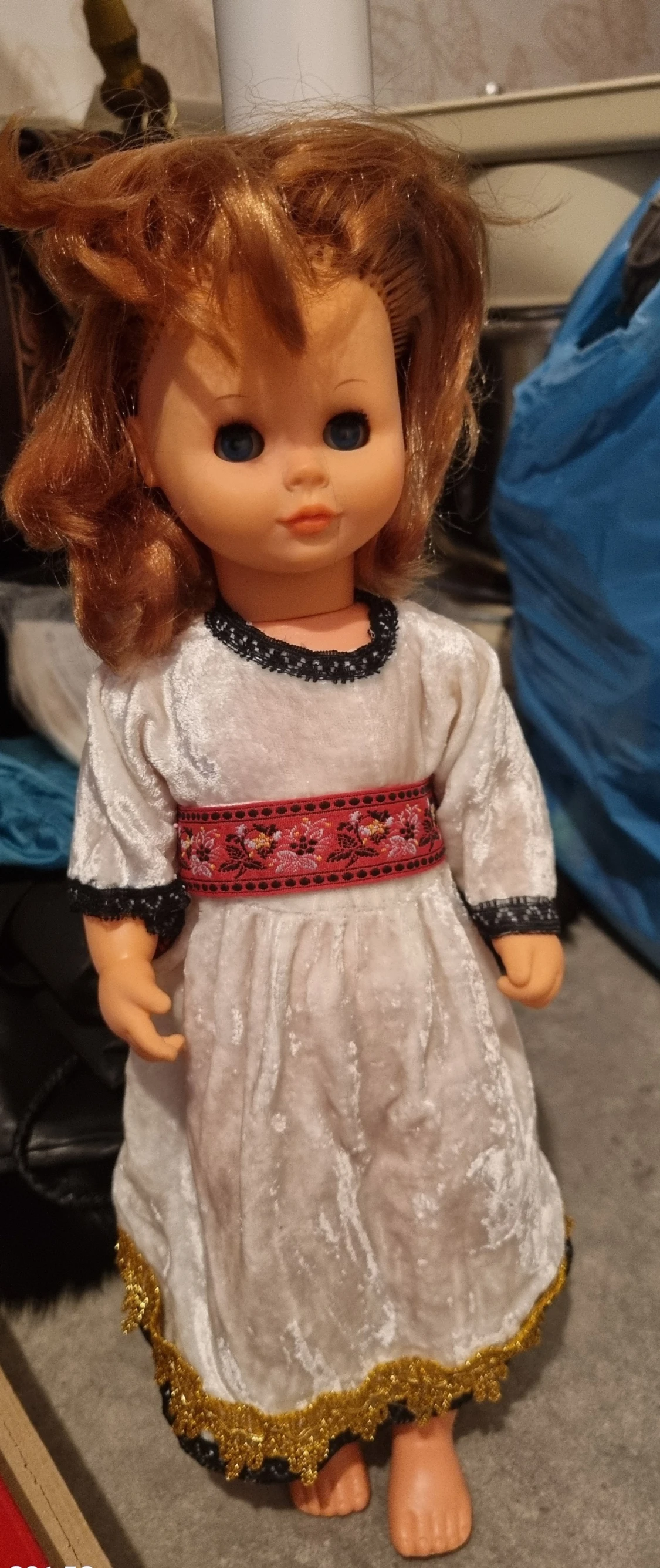 Vit långklänning med broderat bälte