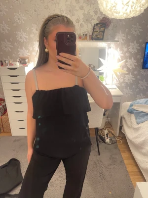 Bandeau topp - Knappt använd och är verkligen superfin!! Man får tänka bort bh banden! Köpt på sellpy