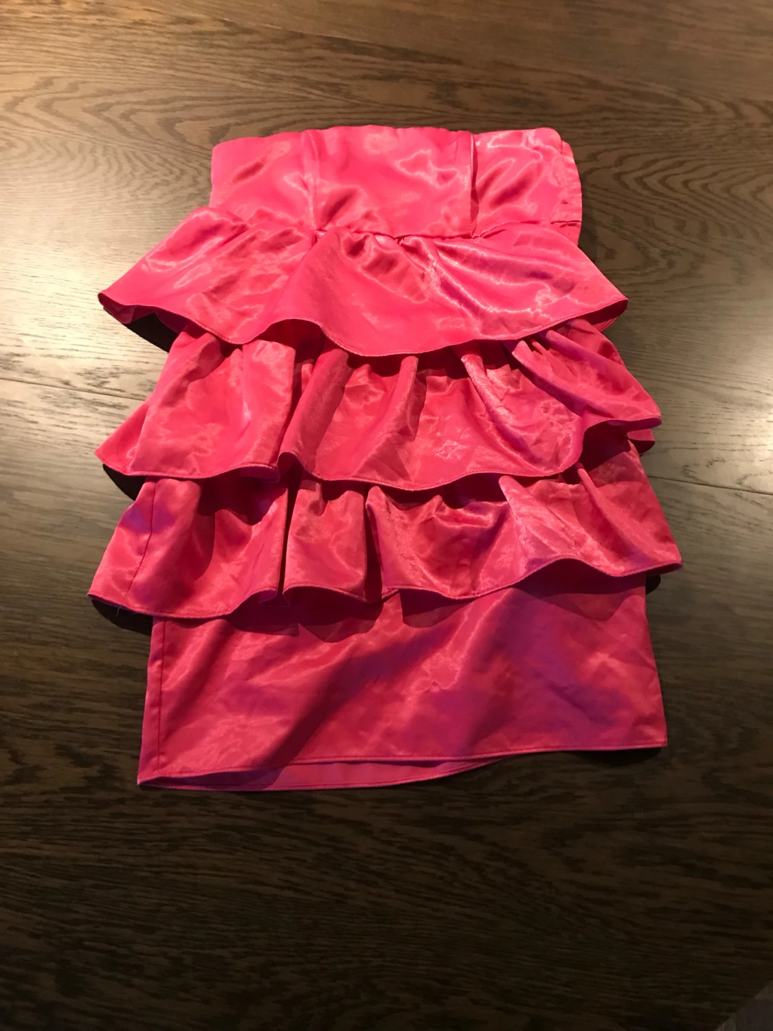 Rosa volangklänning med avtagbara axelband - 1