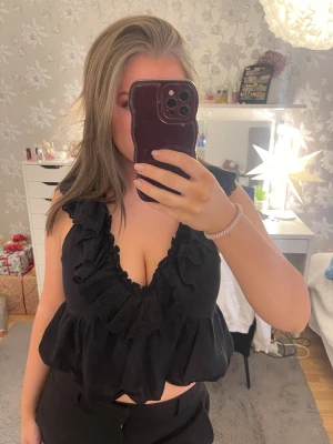 V-ringad volangtopp(SÄLJER LIKADAN I VIT OCKSÅ) - Använd väldigt få gånger, inga tecken på användning. SÄLJER LIKADAN I VIT