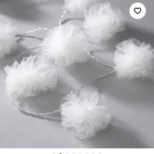 Ljusslinga - tyll - led - Ljusslinga i tyll från Ikea, den innehåller 24 ljus och är sparsam använd. Det finns möjlighet att köpa 2 st. Slingor, men detta är försäljning för en. Ta kontakt med mig om ni vill köpa 2 st. 