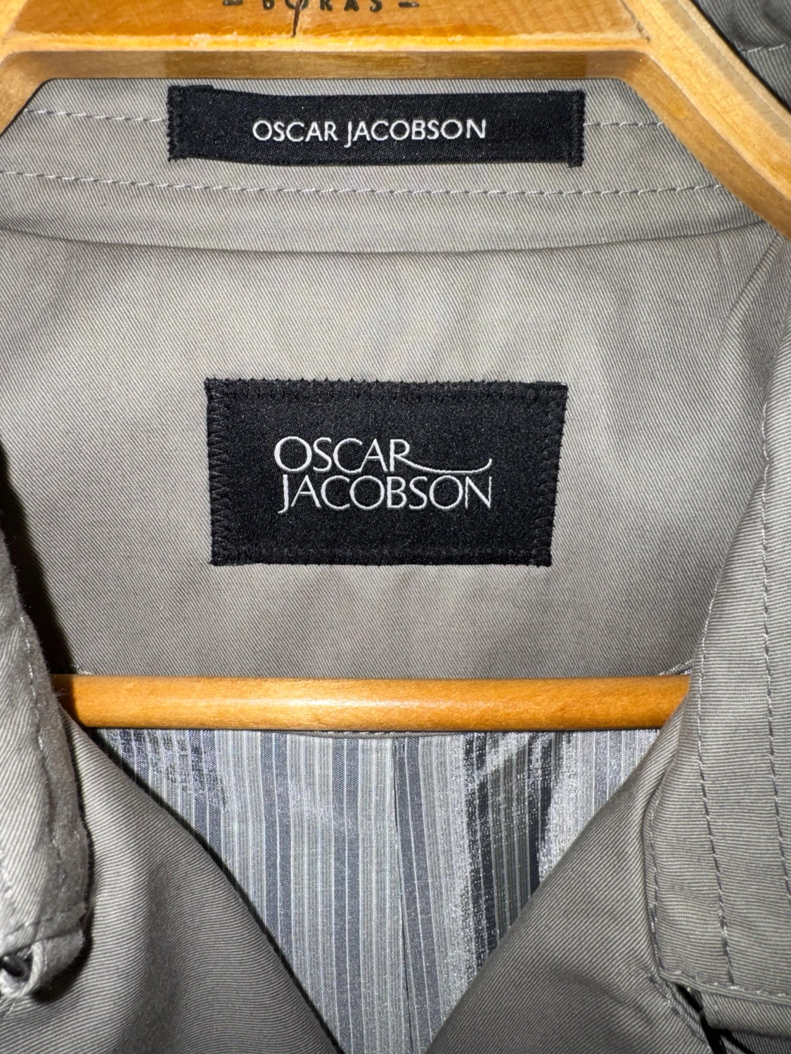 Beige trenchcoat från Oscar Jacobson - 2