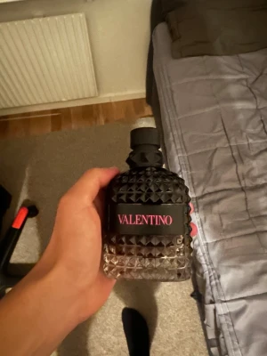 Valentino parfym med cool design - Stilren parfym från Valentino med modern look. Perfekt för dig som vill sticka ut och addera en lyxig touch till din stil. Passar dig som gillar exklusiva detaljer och vill ha något extra i samlingen.