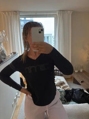 Aimn träningströja - Storlek s från aimn. Lite slitage på trycket fram på bröstet men inte så synligt. Kan skicka bilder på de 