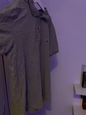 Moncler pike - Hej, säljer min moncler pike i storlek M,den är i mycket fint skick.Pris kan självklart diskuteras!