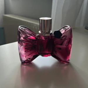Bonbon Eau de Parfum 50ml - Viktor Rolf bonbon parfym är perfekt för vardagen. Väldigt god doft av karamell och blomster. 🌸 Använd en gång och ordinarie priset är runt 1100kr, öppen för pris förslag🥰