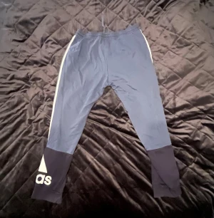 Adidas mjukisbyxor - Mjukisbyxor från Adidas i storlek XL. 